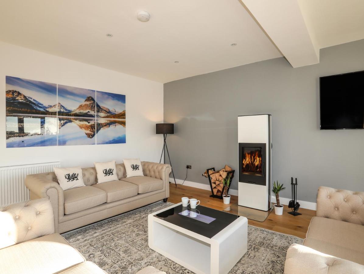 Bryn Min Manton Penthouse Apartment เคอร์นาวอน ภายนอก รูปภาพ
