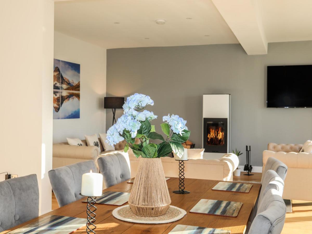 Bryn Min Manton Penthouse Apartment เคอร์นาวอน ภายนอก รูปภาพ